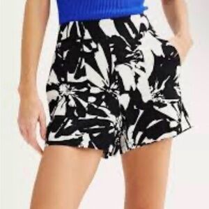 Bnwt Nine West mid rise xl Floral Print Shorts with pockets